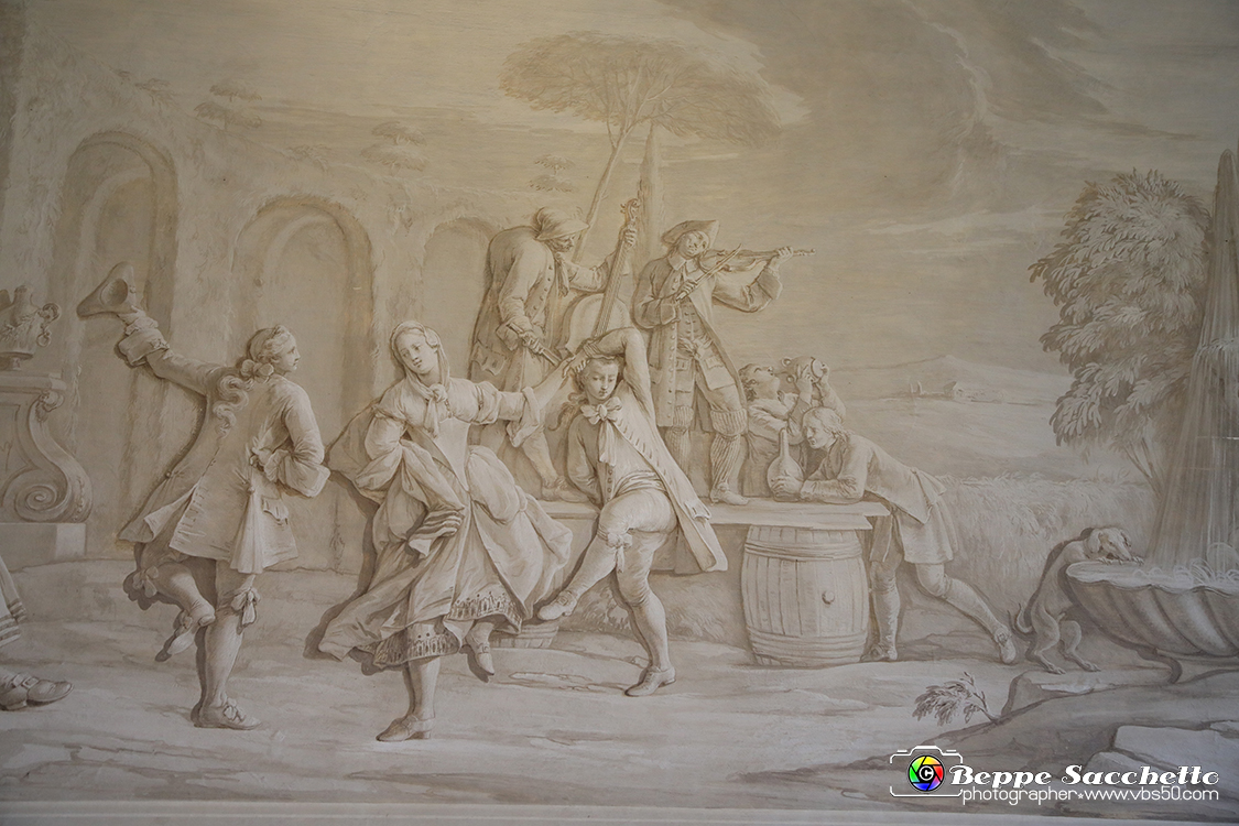 VBS_6619 - Villa Pisani - Stra (Venezia).jpg - SALA DELLA VILLEGGIATURA  Questo ambiente è affrescato da Francesco Simonini (1686 - post 1755) con grandi scene monocrome: i I Ballo campestre e l' Intrattenimento galante in giardino. I busti scultorei, forse di Giacomo Antonio Pasonelli (secc. XVII-XVIII) raffigurano, in senso orario, da sinistra: la Primavera, l'inverno, l'Estate e l'Autunno. 
